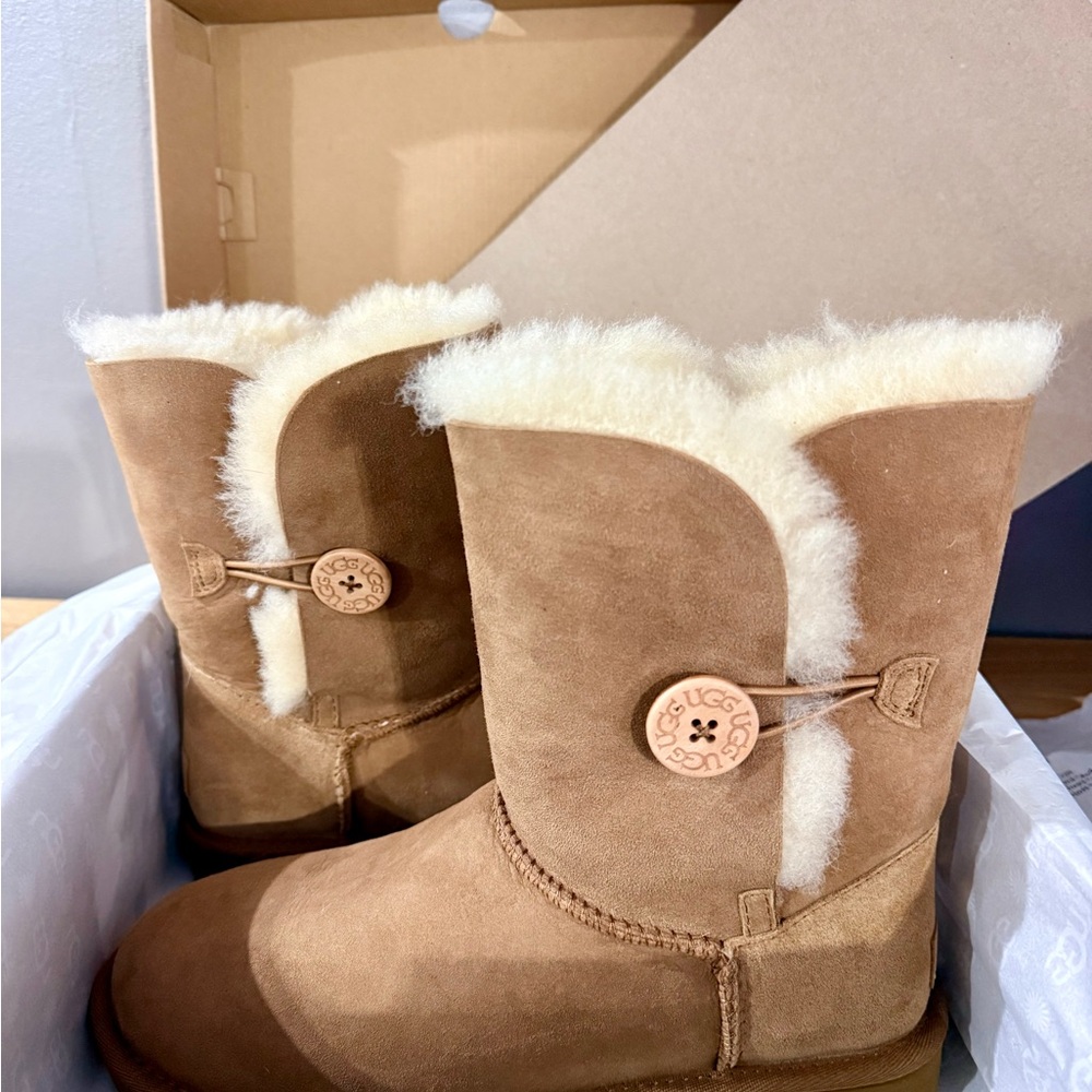 UGG Bailey Button II Boots – Women’s Size 9